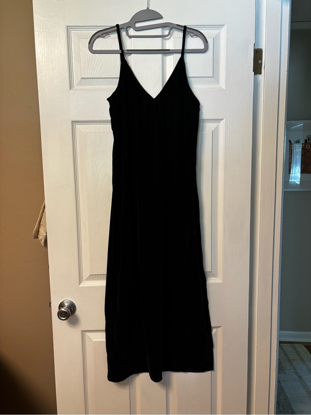 Old Navy Black Midi Velvet Slip Dress with V-Neck and Spaghetti Straps